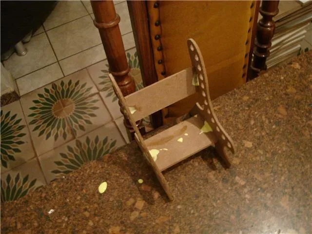 صندلی چوبی گلدار