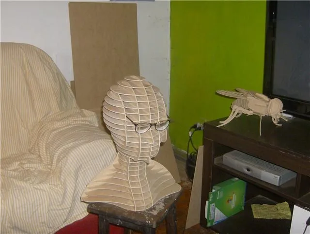 مجسمه چوبی سر با عینک