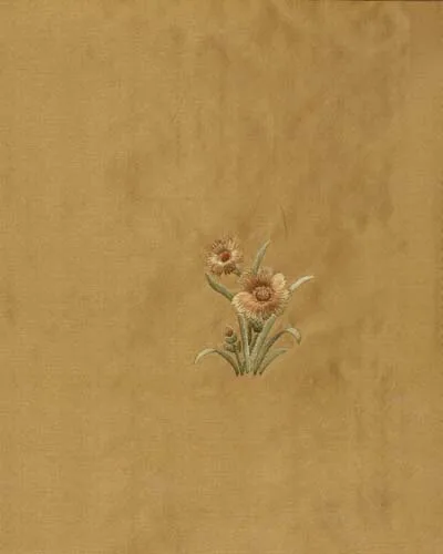 گلبرگ روی زمینه طلایی